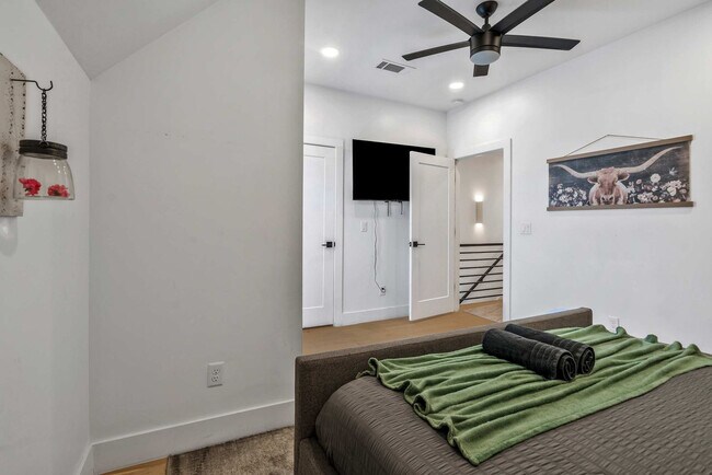 Building Photo - 1007 12th Ave N