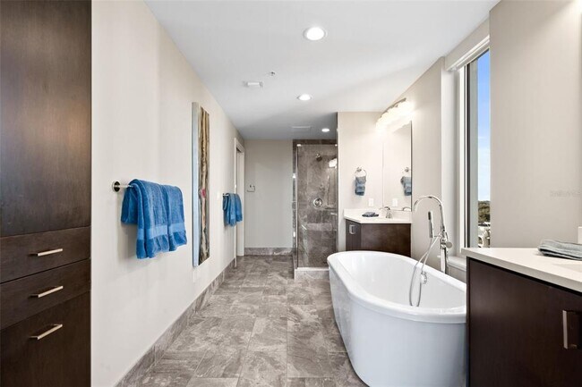 Building Photo - 176 4th Ave NE