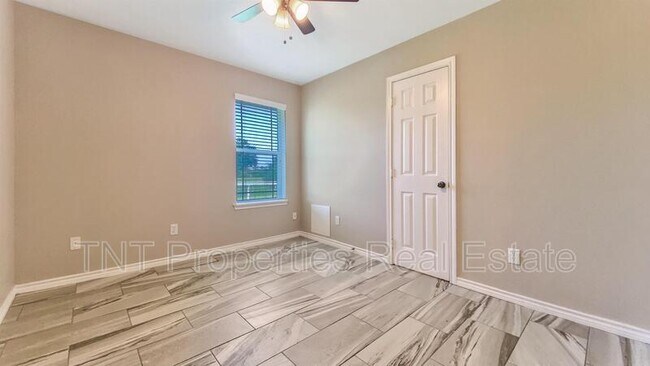 Building Photo - 9834 Risky's Ranch Dr