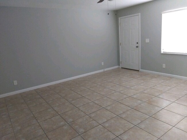 Building Photo - South Lakeland Rental!!