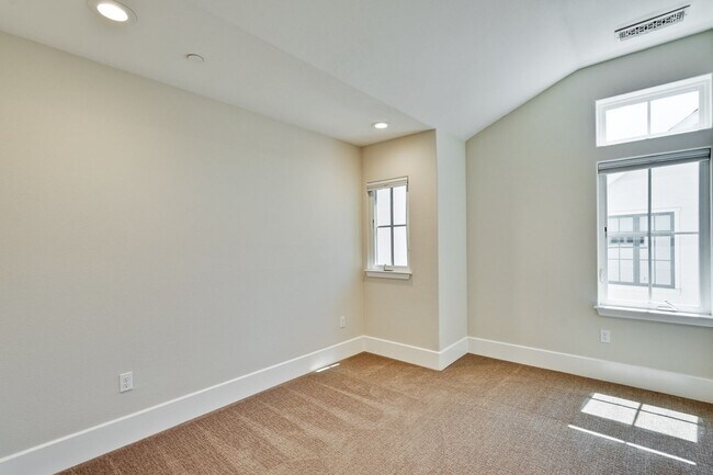 Building Photo - Modern Living in the Heart of Downtown Cam...