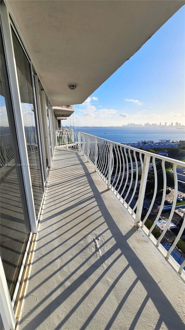 Building Photo - 7601 E Treasure Dr