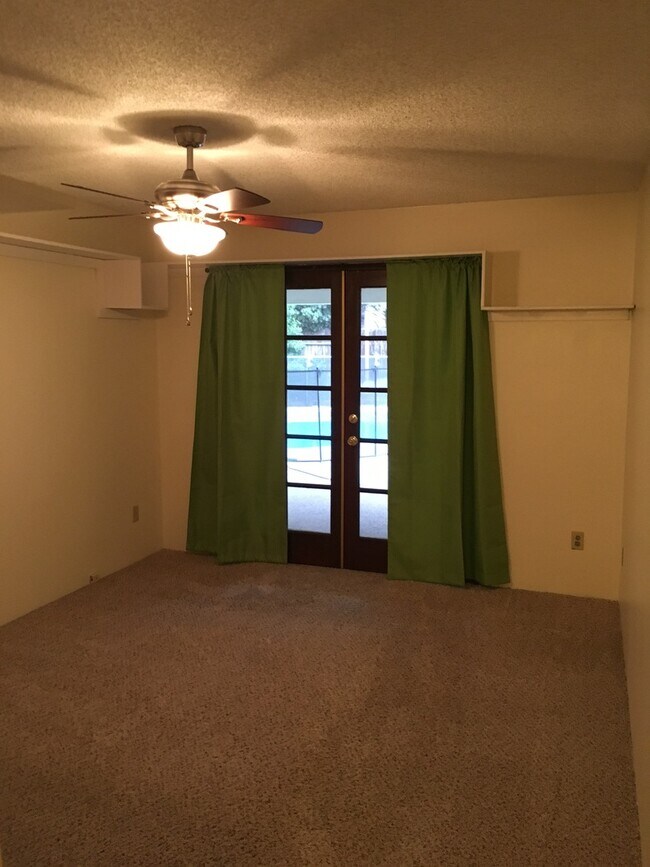 Building Photo - POOL!  Nice 3+2.5 Southwest Bakersfield - Laurelglen Area