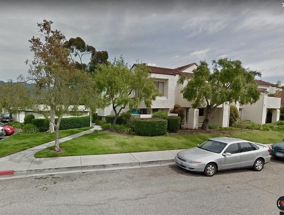 End unit on quiet Street - 4800 Sawyer Ave