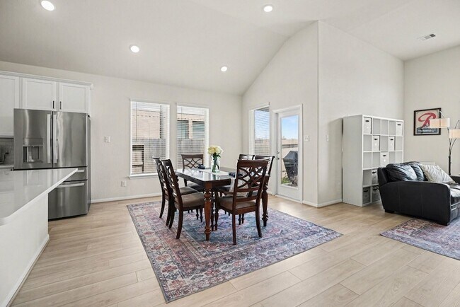 Building Photo - 2214 Lierna Dr