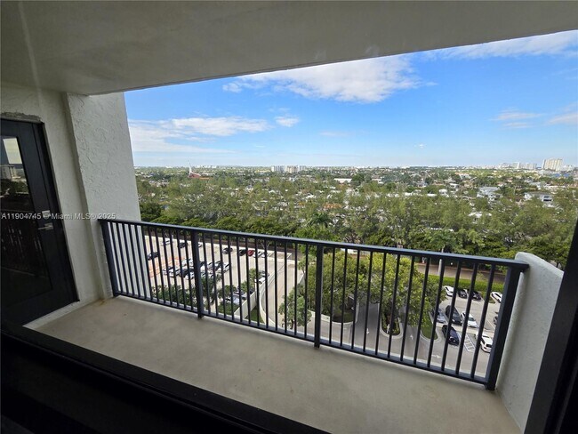 Building Photo - 3200 Port Royale Dr N