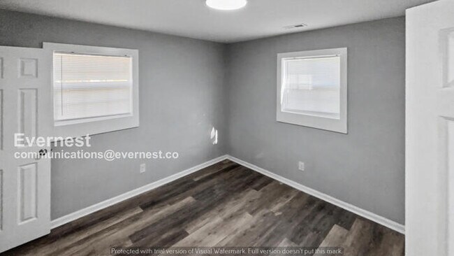 Building Photo - 3 Bed, 2 Bath Home with Off-Street Parking / Pet-Friendly / Vouchers Accepted / Available Now!