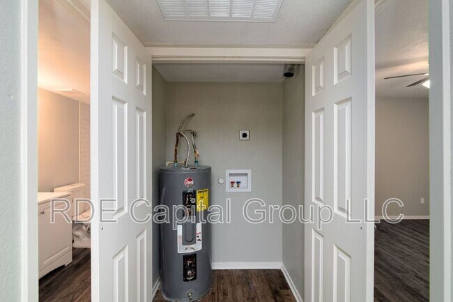 Building Photo - 8021 W Elizabeth Ln