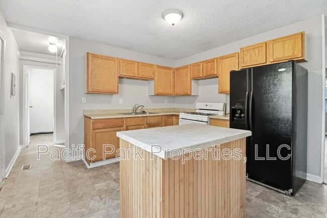 Building Photo - 3639 Richelieu Rd