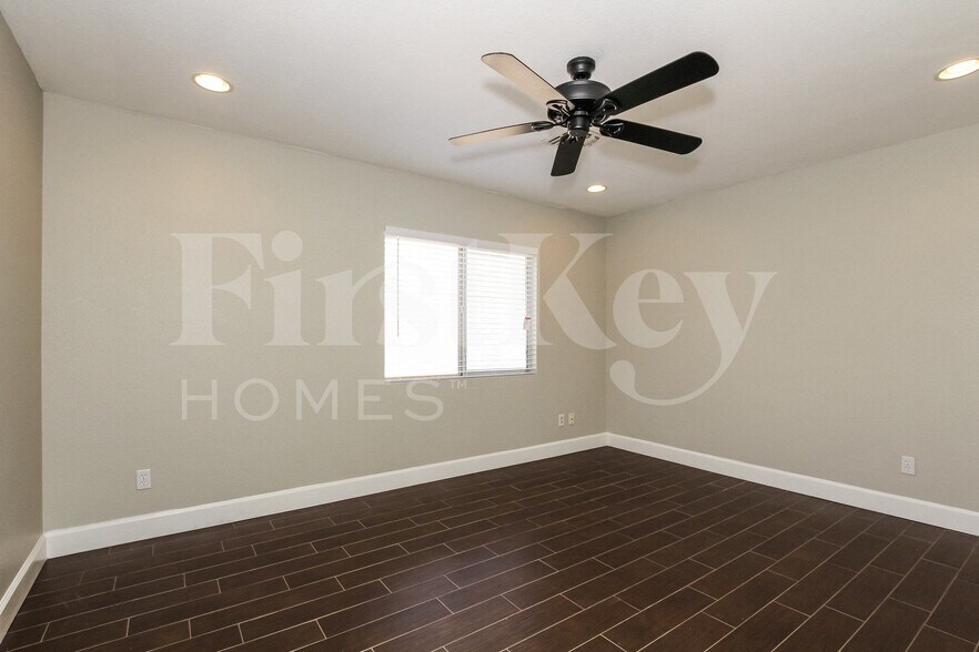 Building Photo - 9156 W Quail Ave