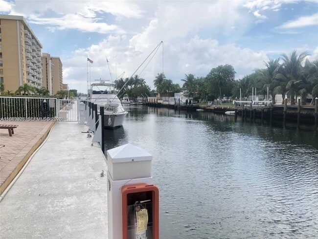 Building Photo - 2000 NE 135th St