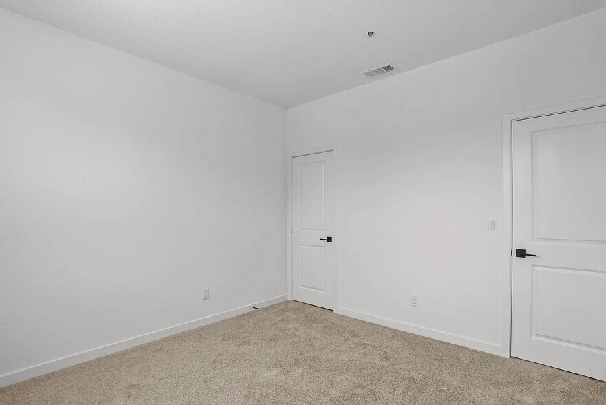 Building Photo - 5834 Norwood Ave