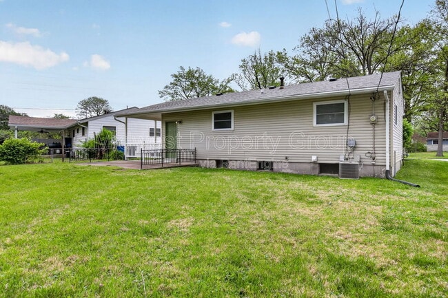 Building Photo - 645 Lilac Dr