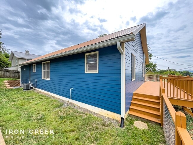 Building Photo - Beautifully Updated Three-Bedroom with Gar...