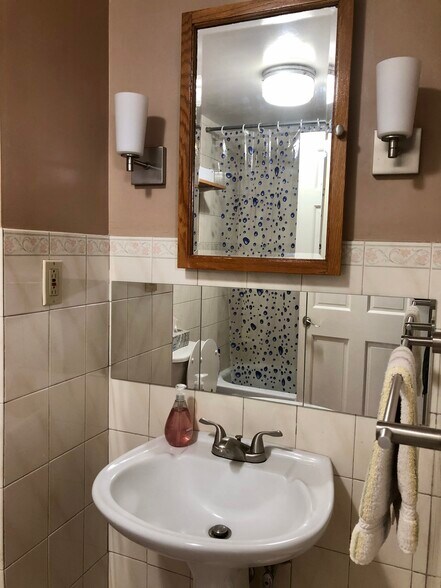 Building Photo - 711 Clymer St