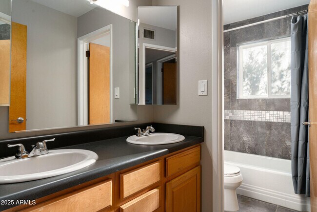 Building Photo - 332 E Geneva Dr