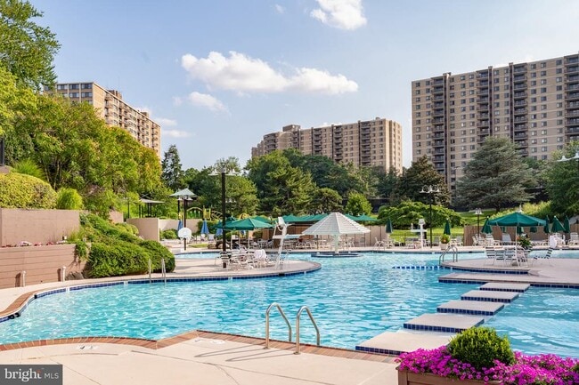 Building Photo - 307 Yoakum Pkwy