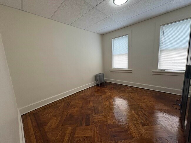 Building Photo - 768 Forest St