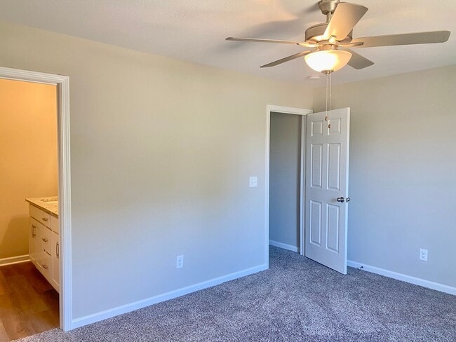 Building Photo - 943 Center Rd