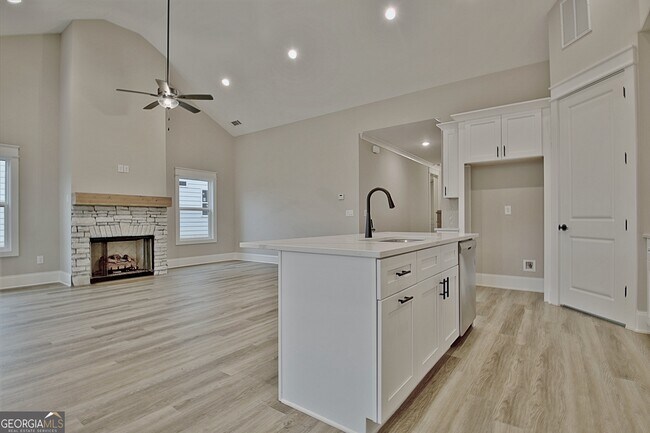 Building Photo - 190 Redhaven Dr