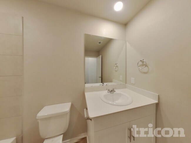 Building Photo - 5104 Saddle Clb Dr