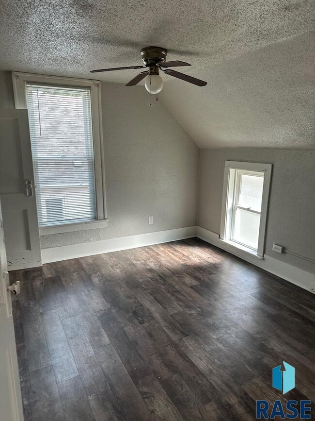 Building Photo - 425 N Prairie Ave