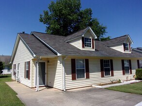 Building Photo - Ground Floor 2 Bedroom 2 Bath Condo in Farmington Hills