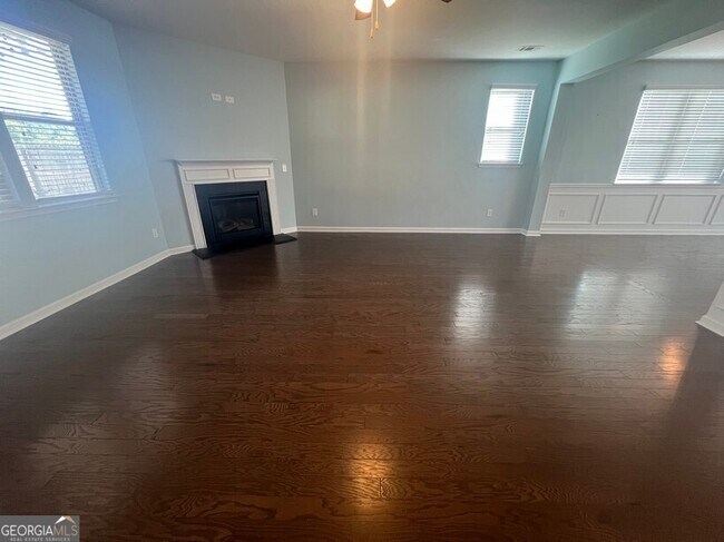 Building Photo - 165 Craines View