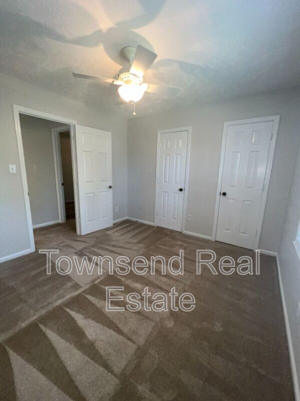 Building Photo - 303 Wagoner Dr
