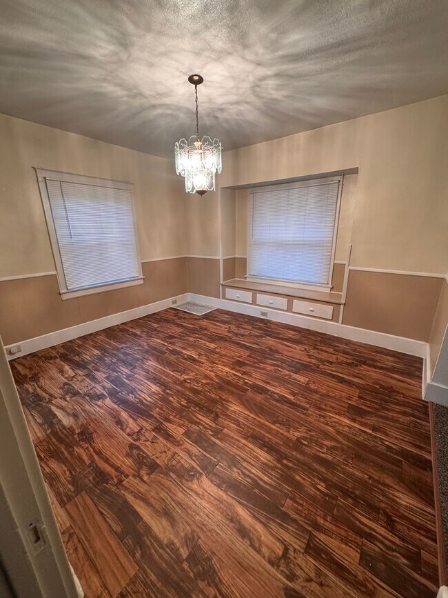 Building Photo - 103 N. Osborne