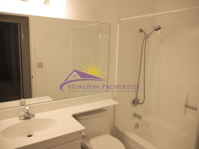 Building Photo - Spacious 4 Bed 2 Bath 1,575 sqft Lincoln Village Home