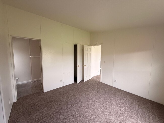 Building Photo - ~Great Updated 3 Bedroom Home in Green~