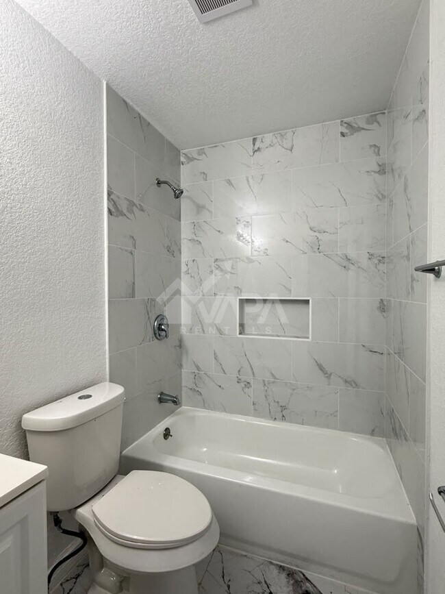 Building Photo - 2910 Lake Briar