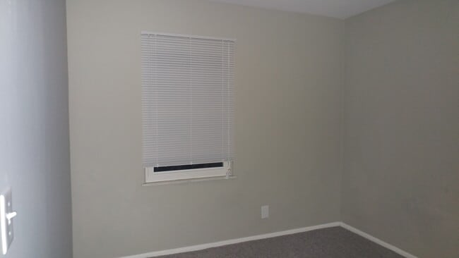 Building Photo - Beautiful single family ranch home located near the mall