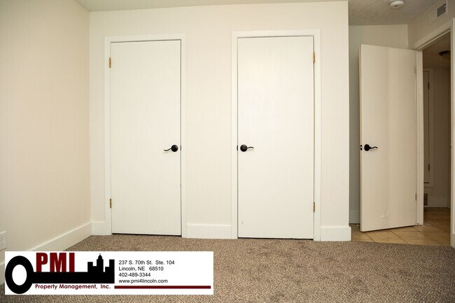 Building Photo - 2 Bedroom and 1 Bathroom Apartment