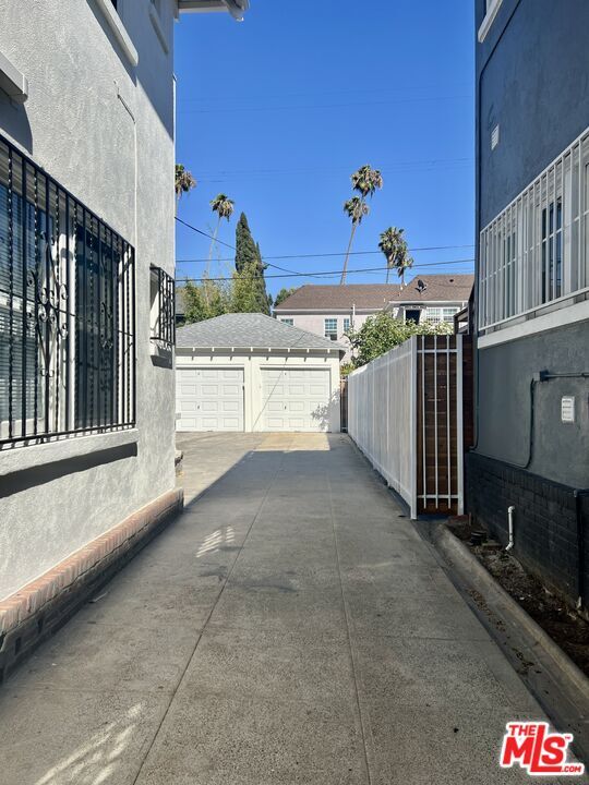 Building Photo - 1216 5th Ave