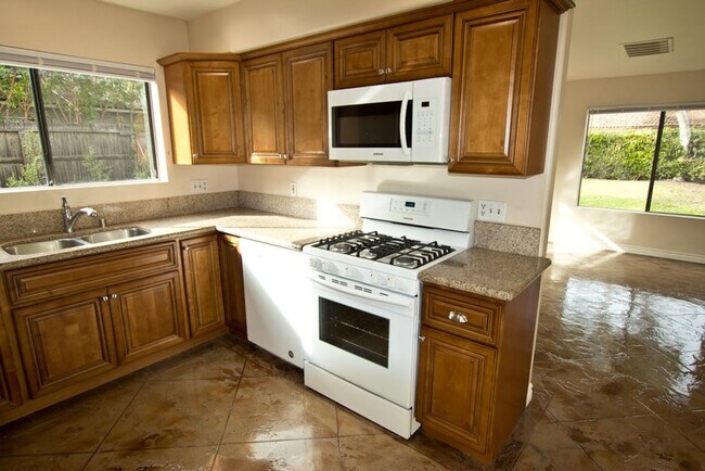 Building Photo - Beautiful 4BR/3 Full BA single family home with large yard