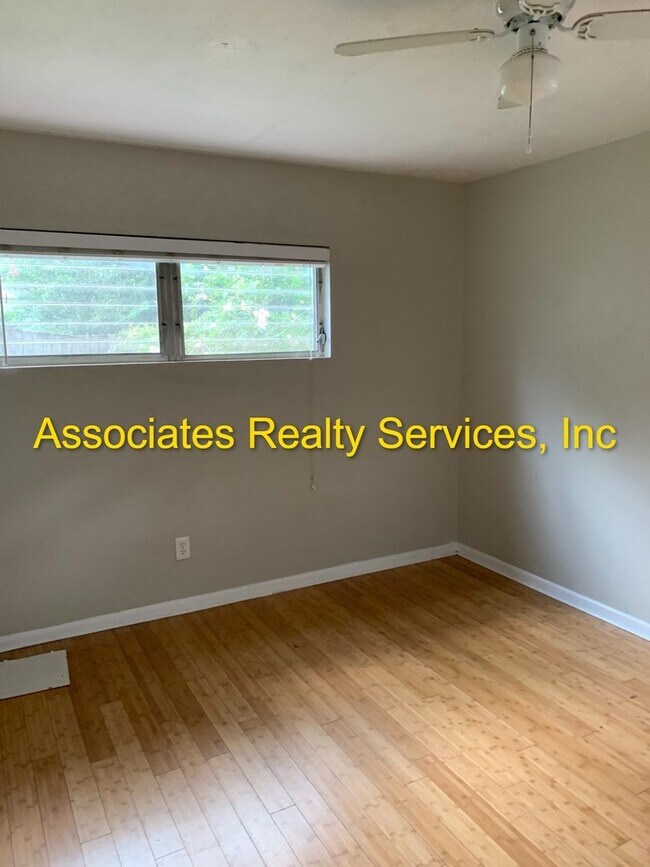 Building Photo - 3 Bedroom, 1 1/2 bath house available in A...