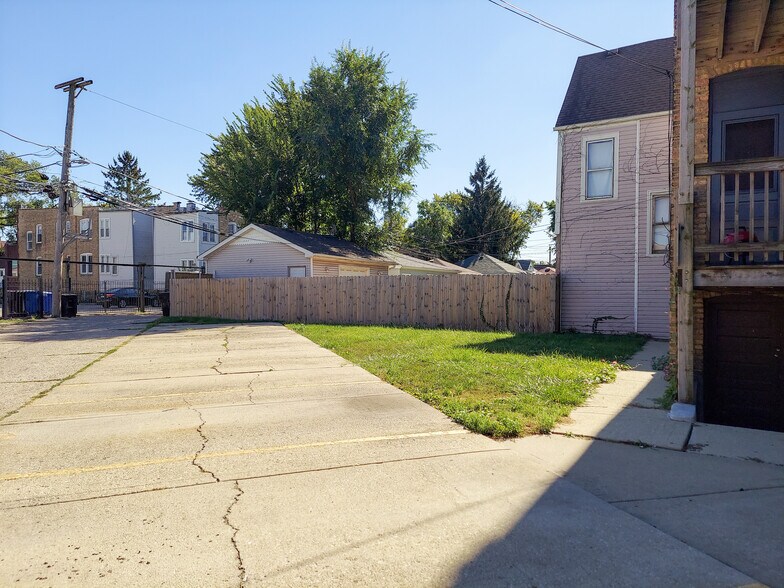 Building Photo - 3823 N Drake Ave