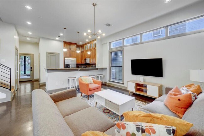 Building Photo - 602 W N Loop Blvd