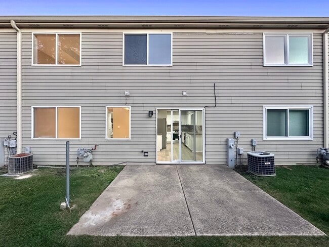 Building Photo - 652 E Whispering Oaks Ct