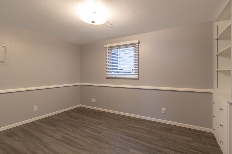 Building Photo - 404 James Ave