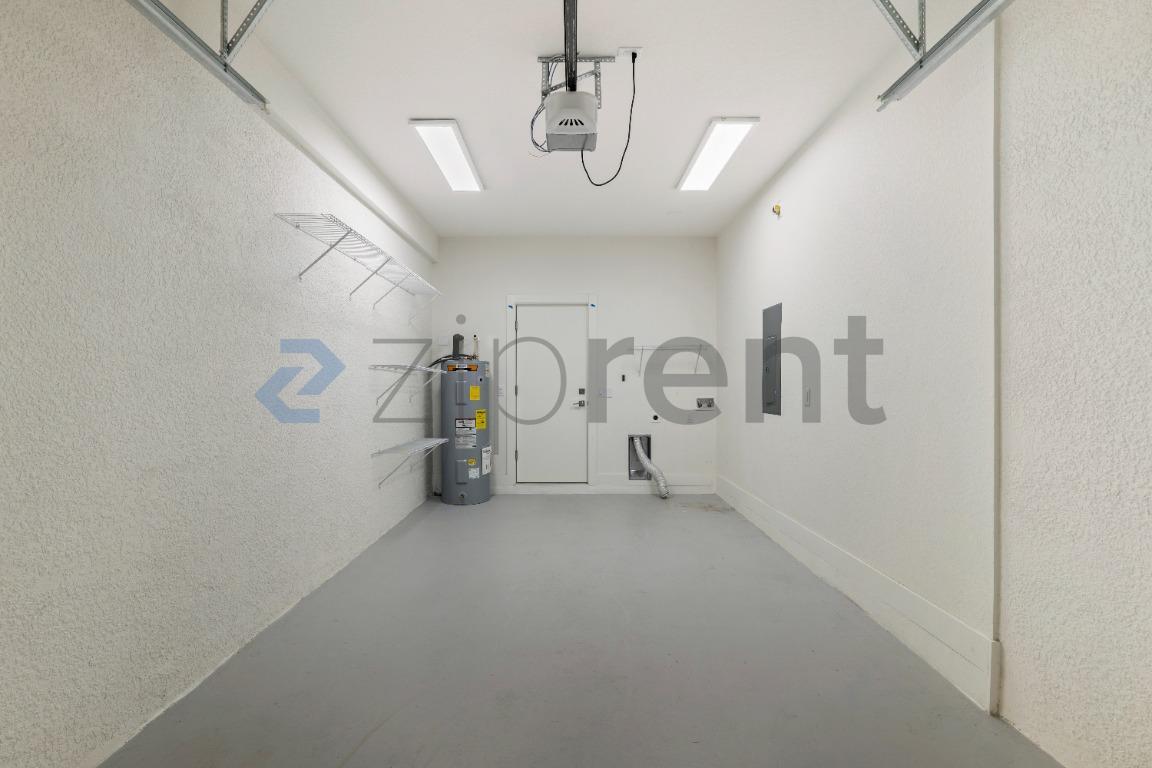 Building Photo - Unit B