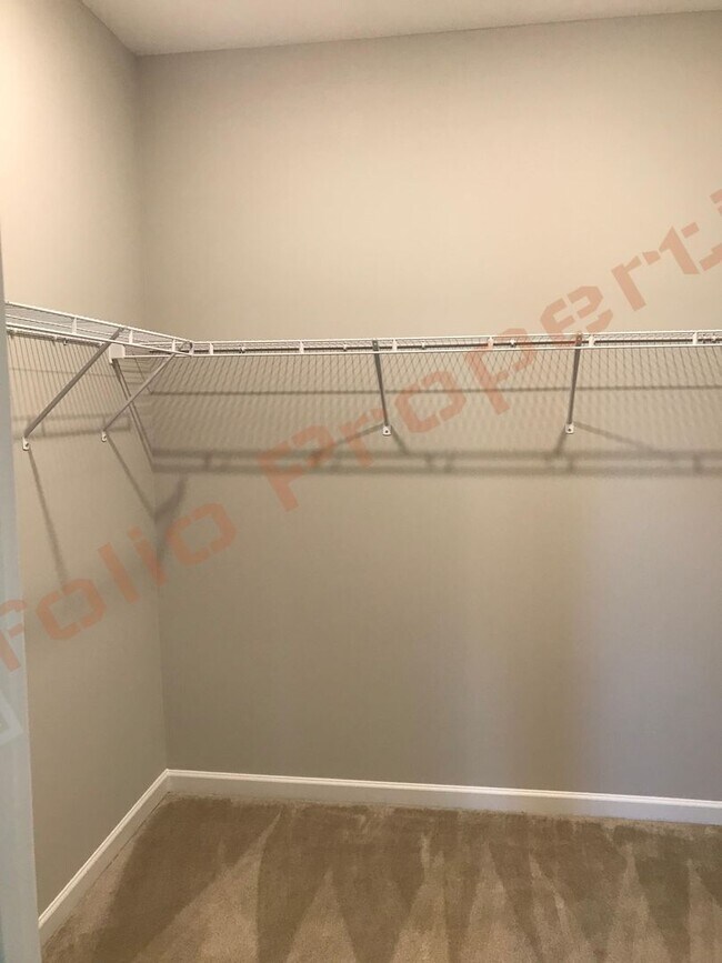 Building Photo - Grand 5 Bedroom 3 Baths House w/1st FL gue...