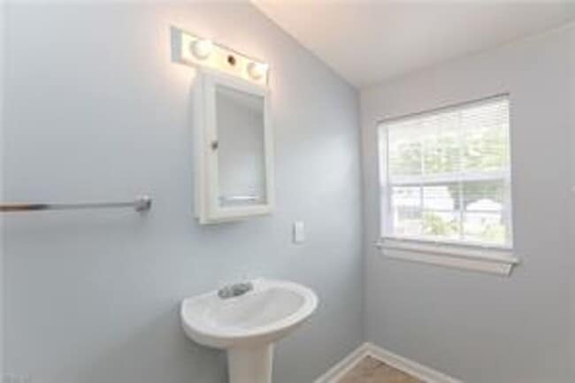 Building Photo - Renovated 3 bed, 1.5 bath Single-Family