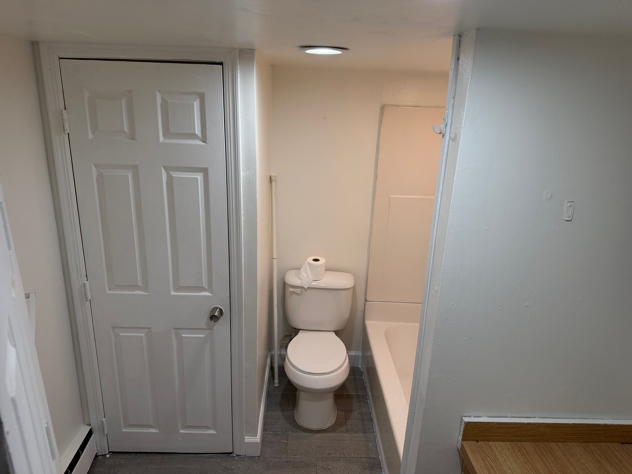 Full Bathroom - 193 E 1st St