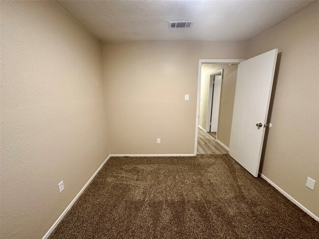 Building Photo - 7646 Western Oak Ln