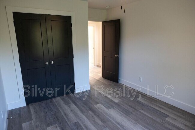 Building Photo - 1985 US-411