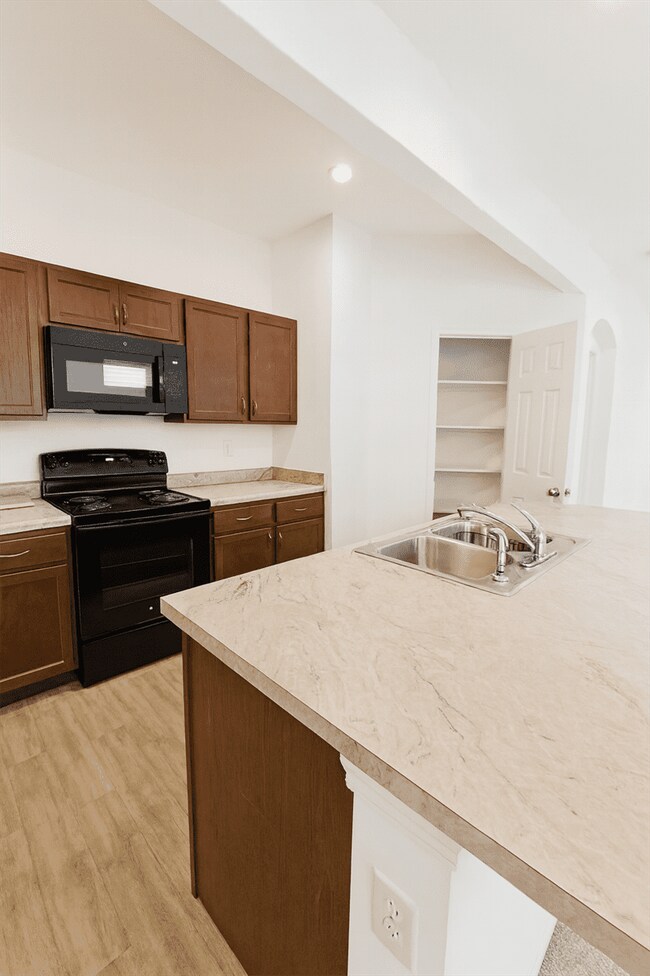 Building Photo - 5815 Parkview Ln