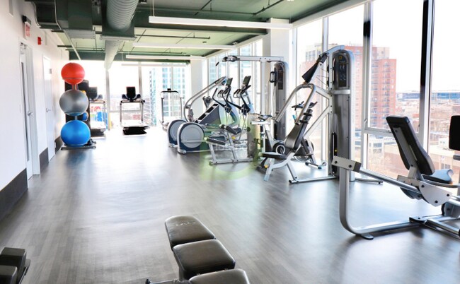 Building Photo - 816 W Sheridan Rd